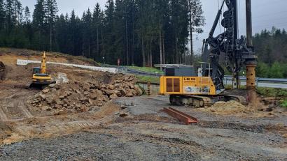 Bild: gis
Die vorbereitenden Arbeiten für das Brückenbauwerk an der Staatsstraße zwischen Brand und Mehlmeisel laufen.