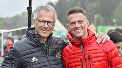 Bild: Hubert Ziegler
Vater und Sohn Haller: Willi Haller (links), Co-Trainer der Ammerthaler, und Dominik Haller (rechts), Spieler der DJK Gebenbach, zuletzt bei der Bayernligapartie der Ammerthaler gegen Kornburg.