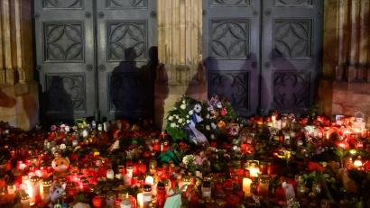 Bild: Klaus-Dietmar Gabbert/dpa
In Magdeburg wird weiter getrauert um die Opfer des Anschlags. Zugleich beginnt die Aufarbeitung.