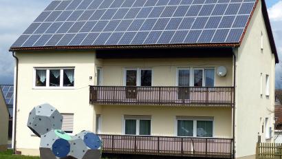 Bild: lgc
Das Dach des sogenannten „Lehrerwohnhauses“ in der Schulstraße wurde 2003 vom Verein ProSIS mit einer Bürgersolaranlage versehen die dann rund 220 000 KW grünen Strom produzierte.