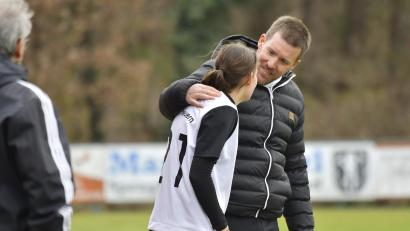 Archivbild: Hubert Ziegler
Trainer Simon Eisinger und die Spieler des TSV Theuern freuen sich auf den Pokal-Kracher gegen die SpVgg Greuther Fürth.
