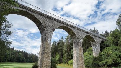 Bild: Franz Huettner
Nein, nicht Schottland. Diese Brücke kannst du in Ursensollen sehen.
