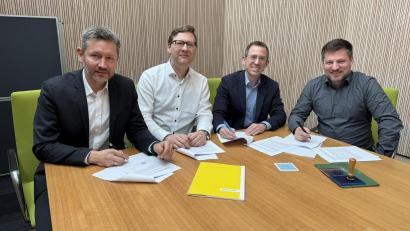 Bild: Tobias Reitmeier/exb
Daniel Liegl, Leiter des Bayernwerk Kundencenters in Schwandorf, Kommunalbetreuer Wolfgang Dumm und Andre Zorger, Leiter Kommunalmanagement Ostbayern, zusammen mit Bürgermeister Peter Neumeier (von links) bei der Vertragsunterzeichnung.