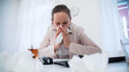 Bild: Christin Klose/dpa-tmn
Husten, Schnupfen, Heiserkeit: So mancher Arbeitnehmer fragt sich dann, ob eine Krankmeldung nun gerechtfertigt ist oder nicht. (zu dpa: „Wann bin ich zu krank für die Arbeit?“)