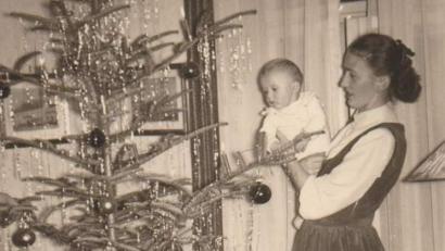 Bild: Archiv Otto Hammer
Otto Hammer, jüngster Spross unter den sieben Kindern der Familie Hammer, ist knapp 14 Monate alt, als ihm seine 15-jährige Schwester Rita den Christbaum der Familie Hammer zeigt. Rita Dorfner ist heuer am 20. Juli verstorben.