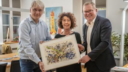 Bild: Thomas Graml, Stadt Amberg
Michaela Grammer (Mitte) übergibt die grafisch notierten Werke ihres Vaters H.E. Erwin Walther an das Stadtarchiv Amberg, vertreten durch Stadtarchivar Dr. Andreas Erb (links) und Oberbürgermeister Michael Cerny.