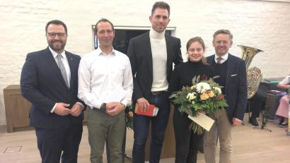Bild: wro
Im Mittelpunkt des Neujahrsempfangs standen die Ehrungen. Bürgermeister Matthias Grundler gratulierte DJK-Vorsitzendem Wolfgang Knoll, dem Triathleten Joachim Beer und der Abiturientin Teresa Meister (von links). Auch Landtagsabgeordneter Tobias Reiß gratulierte.