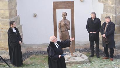 Bild: gru
Bei der Einweihung der Figur des St. Stephanus in Edelsfeld (von links): Dekanin Ulrike Dittmar, Pfarrer Matthias Ahnert, Dieter Kohl und Karl Deyerl.
