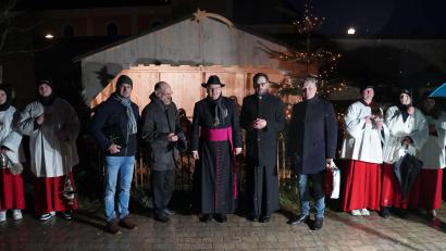 Bild: Justus Schneider
Die Außenkrippe auf dem Poppenrichter Dorfplatz erhält den Segen (vorn, von links): Krippenbeauftragter Martin Gerstacker, Künstler Karl Heinz Stoiber, Bischof Rudolf Voderholzer, Pfarrer Dominik Mitterer und Bürgermeister Hermann Böhm.