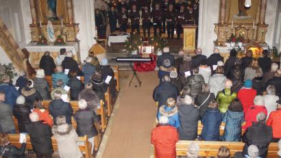 Bild: slh
Das Weihnachtssingen zieht auch in diesem Jahr wieder zahlreiche Besucher in die Weiherner Pfarrkirche St. Margareta.