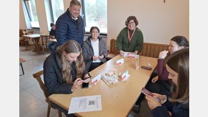 Bild: Thomas Sperber
Bei der Typisierungsaktion für Mia in Kastl ließen sich mehr als 200 Menschen neu registrieren. Das freut auch Kastls Bürgermeister Stefan Braun.