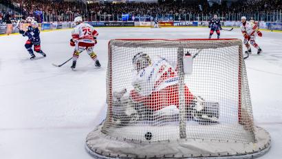 Bild: Tobias Neubert
Unwiderstehlich: Tyler Ward (links) hämmert im Powerplay die Scheibe zum zwischenzeitlichen 6:0 in die Maschen des Crimmitschauer Gehäuses.
