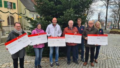 Bild: Stadtapotheke OHG
Die drei Apothekenbesitzer der Familie Wolf aus Vohenstrauß überreichten die Spendenschecks an Herbert Putzer von der Kinderkrebshilfe Oberpfalz Nord, Thomas Ebnet vom Verein "Hoffnung für Menschen", Dekan Alexander Hösl für die Katholische Kirche, Pfarrerin Carmen Riebl für die Evangelische Kirche und an den Verein "Apotheker helfen".
