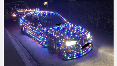 Bild: Polizeiinspektion Schongau/dpa
Mit Weihnachtsbeleuchtung unterwegs: Junger Fahrer in Schongau feiert ein besonderes Tuning-Weihnachten.