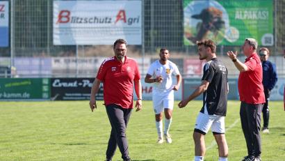 Bild: Dieter Jäschke
Trainer Eugenio Wild (links) und die SpVgg Pirk hoffen noch auf den zweiten Platz in der Kreisklasse Ost.