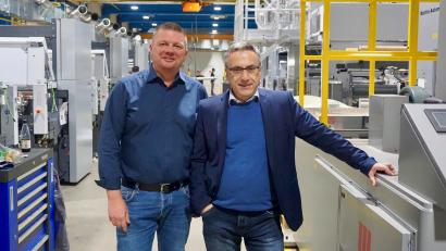 Bild: jut
"Wir sind ein bisschen in Vergessenheit geraten", sagt Personalleiter Peter Fiedler (links) über die Heidelberg Web Carton Converting GmbH in Weiden. Dabei sei die Firma auf ihrem Gebiet doch ein Weltmarktführer – auch dank der Innovationen von Werner Schwab (rechts).
