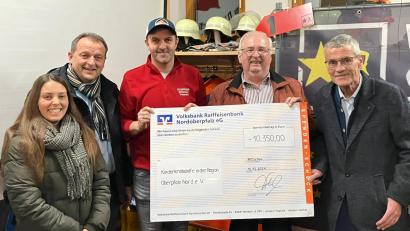 Bild: Tobias Stangl
Bild: (von links): Ann-Kathrin Kammerer (WITRON), Anton Kappl, Tobi Stangl, Herbert Putzer (Kinderkrebshilfe) und Anton Zilbauer (VR-Bank Vohenstrauß).