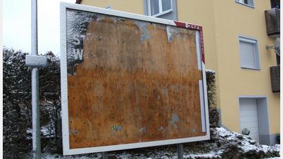 Bild: wro
Die von Marktrat Markus Troesch als "potthässliches Ding" bezeichnete Werbetafel an der Alten Straße in Fuchsmühl soll verschwinden.