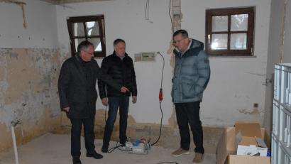 Bild: pop
Inklusionsbeauftragter Karl Bauer, Zweiter Bürgermeister Mathias Huger und Bürgermeister Peter Braun bei der Baustellenbesichtigung.