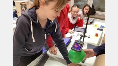 Bild: hdk
Mit dem Klimakoffer und einer Wärmebildkamera konnten die Schüler der Realschule Auerbach tolle Experimente machen.