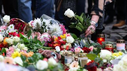 Bild: Jan Woitas/dpa
Menschen gedenken der Toten und Verletzten nach der Todesfahrt in Magdeburg.