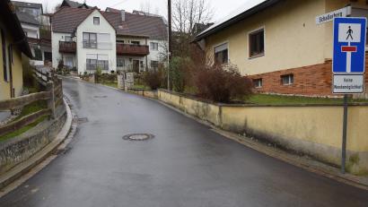 Bild: bö
Der Ausbau des Schallerberges in Schmidmühlen ist abgeschlossen. Bürgermeister Peter Braun würdigte bei der Jahresabschlusssitzung des Marktrats besonders das Verständnis der Anwohner. Diese hätten die erschwerte Zufahrtsmöglichkeit hingenommen - in der Sackgasse gibt es nämlich auch keine Wendemöglichkeit.
