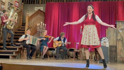 Bild: privat (Eichhorn)
Auf den Hofbräuhaus-Brettern, die für viele die bayerische Welt bedeuten, singt Anita Eichhorn ein Lied der Schwabinger Gisela. Das ist an Neujahr im Bayerischen Fernsehen zu sehen und zu hören.