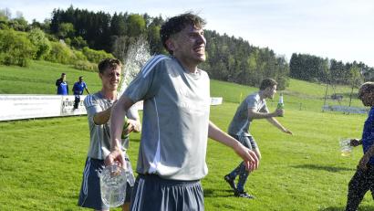 Bild: Hubert Ziegler
Luca Ebert vom SV Loderhof wird nach dem Spiel heimtückisch mit Sekt attackiert. Durch das 8:1 bei der SG Eschenfelden krönten sich die Loderhofer frühzeitig zum Meister.