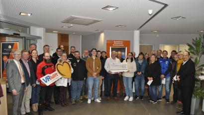 Bild: wfw
Zufriedene Gesichter gibt es nach der Spendenübergabe durch die Raiffeisenbank Hirschau an Vereine und Organisationen aus dem Geschäftsgebiet Schnaittenbach, hier mit Vorstand Klaus Wild (ganz links), Geschäftsstellenleiter Hans-Peter Schmid (rechts) und Bürgermeister Marcus Eichenmüller (Mitte mit Scheck).