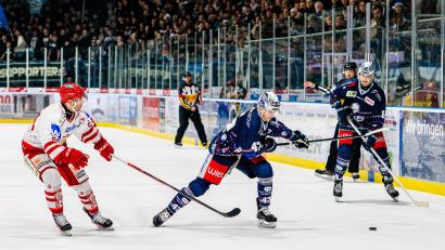 Archivbild: Elke Englmaier
Vladislav Filin (mitte, Szene aus einem früheren Spiel) sprang gegen Kaufbeuren spontan als Verteidiger ein. Im Duell gegen den Tabellennachbarn Bad Nauheim kehrt der etatmäßige Verteidiger Fabian Ribnitzky zurück in den Devils-Kader.