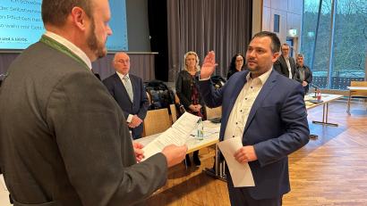 Bild: ck
Sebastian Hartl (rechts) aus Luhe-Wildenau rückt für Stefanie Dippl als Kreisrat nach. Landrat Andreas Meier (links) vereidigt ihn in der Jahresschlusssitzung des Kreistags in Neustadt/WN.