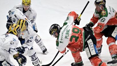 Bild: Hubert Ziegler
Tomas Plihal (rechts) vom ERSC Amberg haut sich gegen Geretsried voll rein. Am Ende reichte es wenigstens zu einem Punkt.