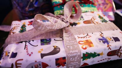 Bild: Christian Charisius/dpa
In Hamburg hat ein Mann einen Reisekoffer mit Geschenken gestohlen. (Symbolbild)