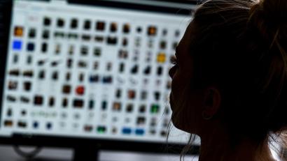 Symbolbild: Arne Dedert/dpa
Eine Kriminaloberkommissarin sitzt vor einem Auswertungscomputer bei Ermittlungen wegen sexuellem Missbrauch. Ein 30-Jähriger musste sich nun vor dem Schwandorfer Schöffengericht wegen des Besitzes von solch verbotenem Material verantworten.