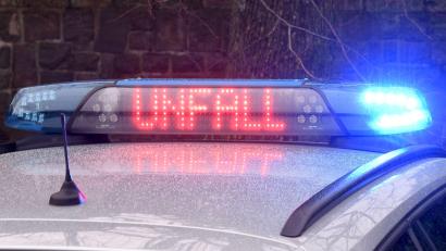 Bild: Carsten Rehder / dpa
Die Leuchtschrift „Unfall“ auf dem Dach eines Polizeiwagens. Foto: Carsten Rehder/dpa/Symbolbild