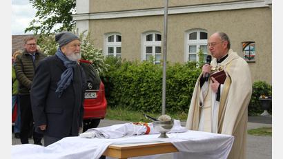 Bild: ads
Wolfgang Babl (Zweiter von links) und der damalige Pfarrer von Hl. Dreifaltigkeit, Ludwig Gradl (rechts) bei der Segnung der neuen Friedensfahne im Jahr 2015.