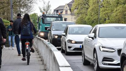 Bild: Stephan Huber
Die Engstelle beim Amberger Postgebäude wird heute schon verkehrswidrig von Radlern genutzt. Hier soll nun ein kombinierter Geh- und Radweg für Abhilfe sorgen.