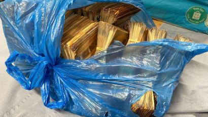 Bild: Polizeipräsidium Niederbayern/dpa
Polizisten finden etwa eine Million Euro Bargeld in Plastiktüten.
