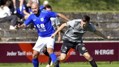 Archivbild: Hubert Ziegler
Nico Becker (links) bleibt auch nächste Saison Spielertrainer beim TuS Rosenberg.