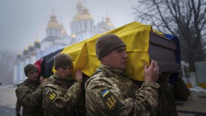 Bild: picture alliance/dpa/AP|Evgeniy Maloletka
Soldaten der Ehrengarde tragen den Sarg eines ukrainischen Offiziers während einer Trauerfeier in Kiew.
