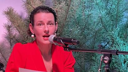 Bild: Gerhard Krones
Der Stargast Annett Renneberg begeisterte bei der Weihnachtslesung in der ausverkauften Kulturscheune die Gäste des Abends