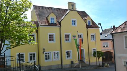 Bild: jr
Eine Ära endet möglicherweise im Konnersreuther Rathaus (Bild). Voraussichtlich wird der neue Bürgermeister ein Hauptamtlicher sein, so zeigt es zumindest die Tendenz im Konnersreuther Marktrat. Eine endgültige Entscheidung darüber fällt in der Sitzung am 3. Juli.