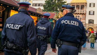 Symbolbild: Zeitungsfoto.At/Daniel Liebl
Mehr Polizei: Nach der tödlichen Attacke von Magdeburg hat die Staatsregierung die Polizeipräsenz auf Weihnachtsmärkten aufgestockt.