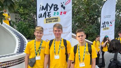 Bild: Bohmann
Joshua Pfadenhauer, Jannik Bohmann und Lucas Prütting (von links) vom Bienenzuchtverein Sulzbach-Rosenberg messen sich zurzeit in Dubai bei der Weltmeisterschaft der Jungimker mit anderen Nationen.