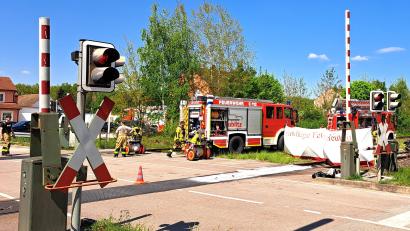 Bild: Hirsch
Am Bahnübergang Klardorf kollidierte ein Regionalzug mit einem Auto. Mit tragischen Folgen. Der Mann überlebte den Unfall nicht.