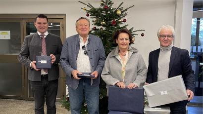 Bild: Laura Kohl, Landratsamt Schwandorf/exb
Marianne Wolf und Stiftungsbeirat Heiner Sauren überreichen die Geschenke an Landrat Thomas Ebeling und den Leiter des Kreisjugendamtesn Martin Rothut.