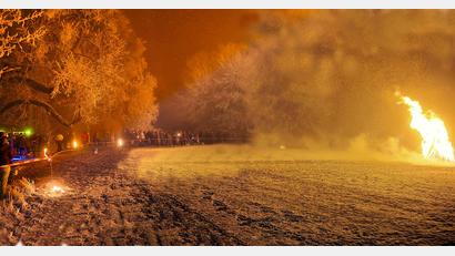 Bild: bsc
Das Bergfeuer des Teams Tourismus der Gemeinde Friedenfels auf dem Schusterberg lockte und begeisterte trotz kühler Witterung und eisigem Wind viele Besucher.