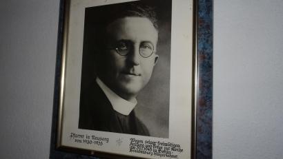 Archivbild: Alfons Prechtl
In der Pfarrkirche von Neusorg (Landkreis Tirschenreuth) erinnert dieses Foto an Pfarrer Josef Losch.