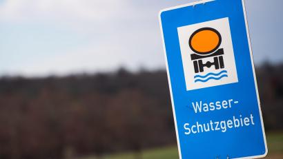 Symbolbild: Tom Weller/dpa
Dieses Schild kennzeichnet den Bereich von Wasserschutzgebieten.