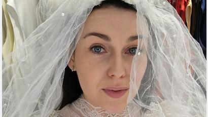 Bild: Eichhorn
Selfie als Braut. Anita Eichhorn hat am Freitag einen großen Auftritt im Hofbräuhaus.